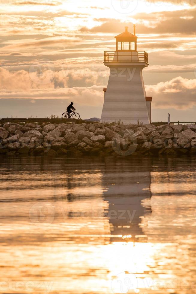 faro retroilluminato nella penisola di gaspe foto