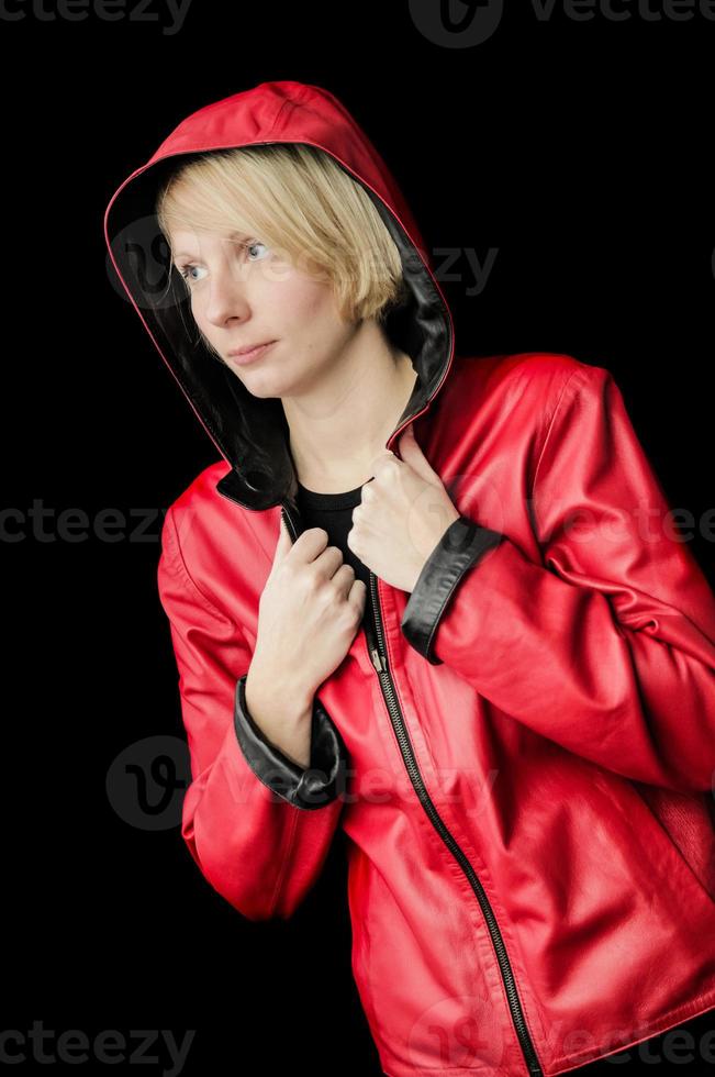 donna in posa con una giacca di pelle reversibile foto