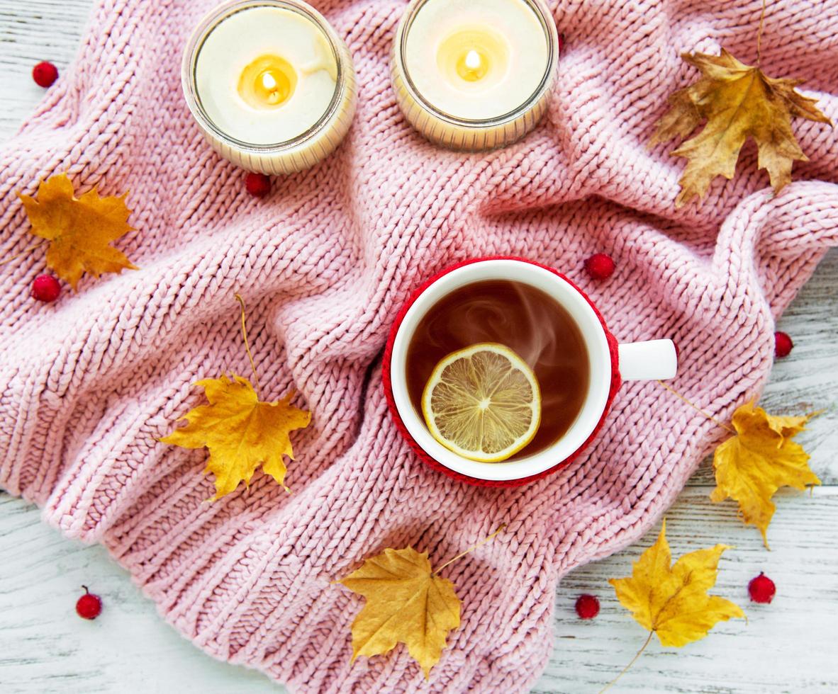 piatto autunnale con tazza di tè e foglie foto