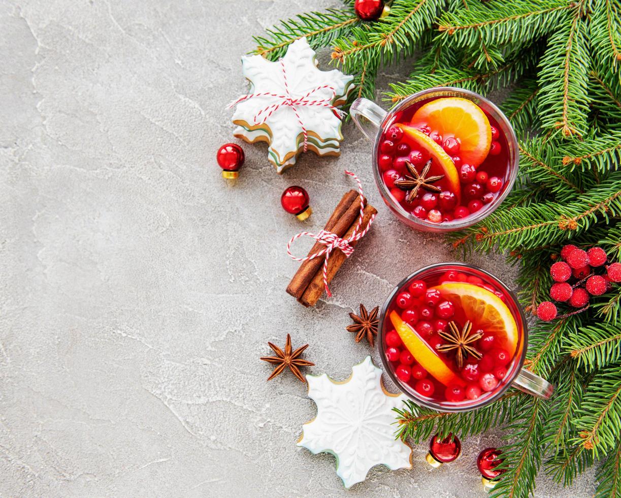 bicchieri di vin brulé caldo foto