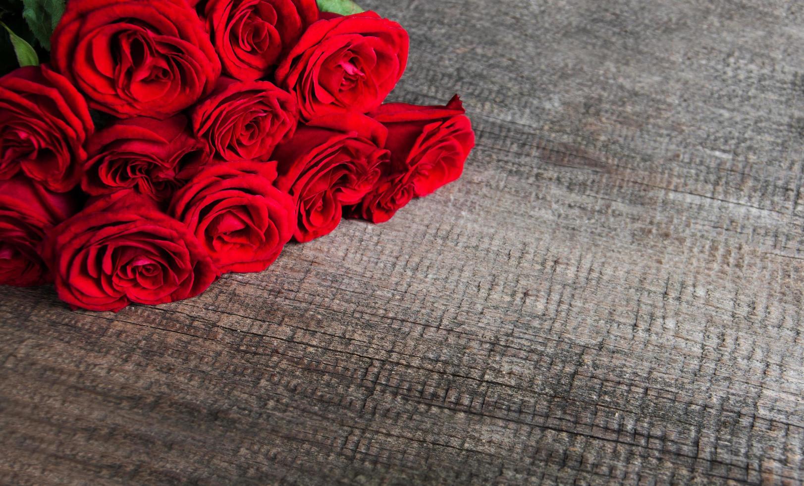 rose rosse su un tavolo foto