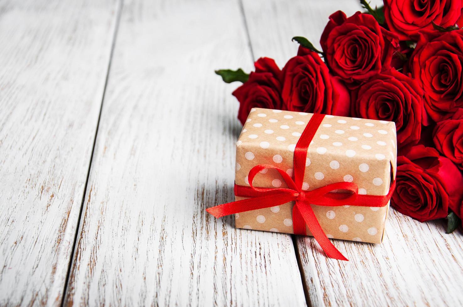 confezione regalo con rose rosse foto