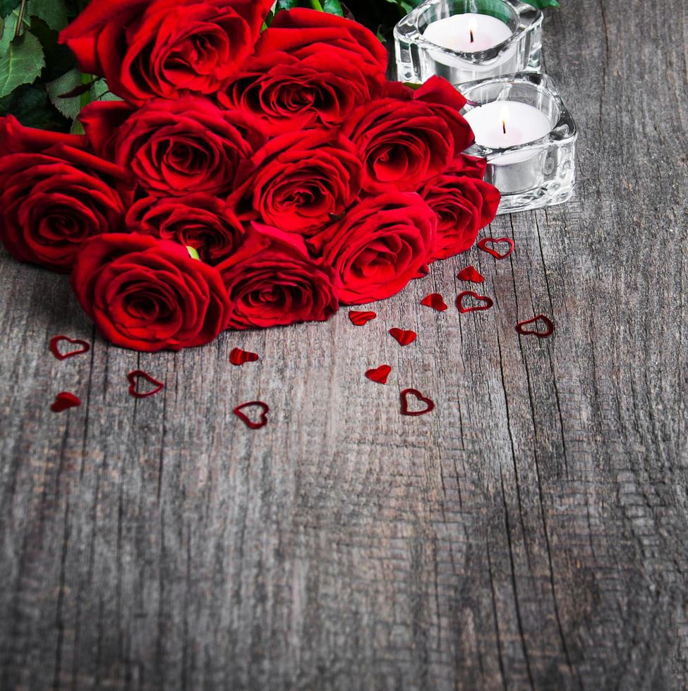 rose rosse e candele foto