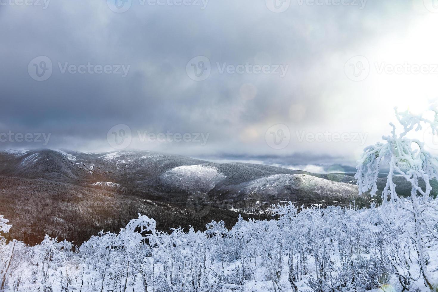 paesaggio invernale dalla cima della montagna in canada, quebec foto