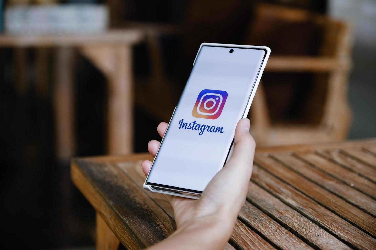 chiangmai, thailandia - 9 luglio 2021- una donna che tiene in mano uno smartphone con applicazione instagram sullo schermo. instagram è un'app di condivisione di foto per smartphone.