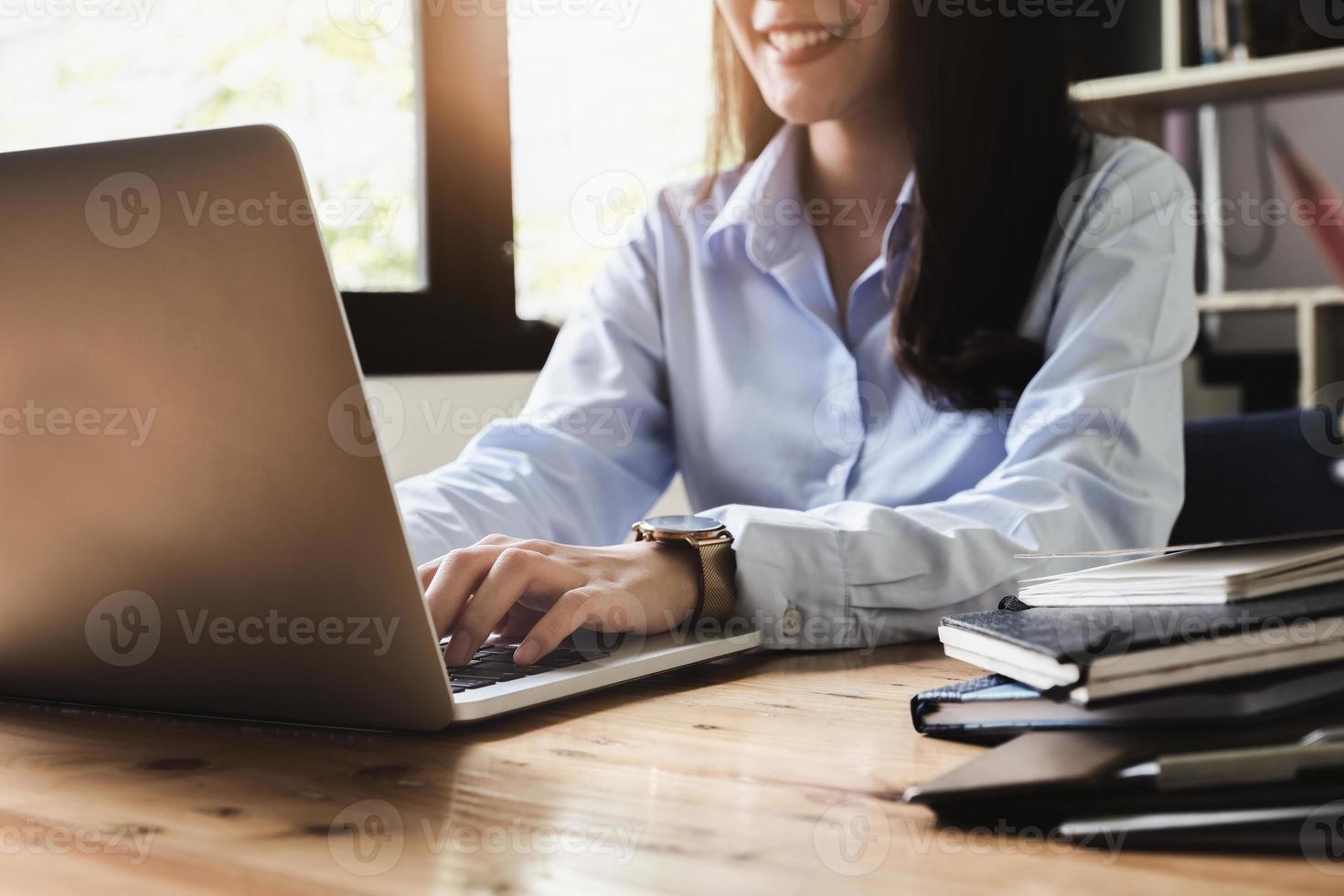 concetto di freelance, donna che utilizza i computer per progettare il lavoro ordinato dai clienti. foto