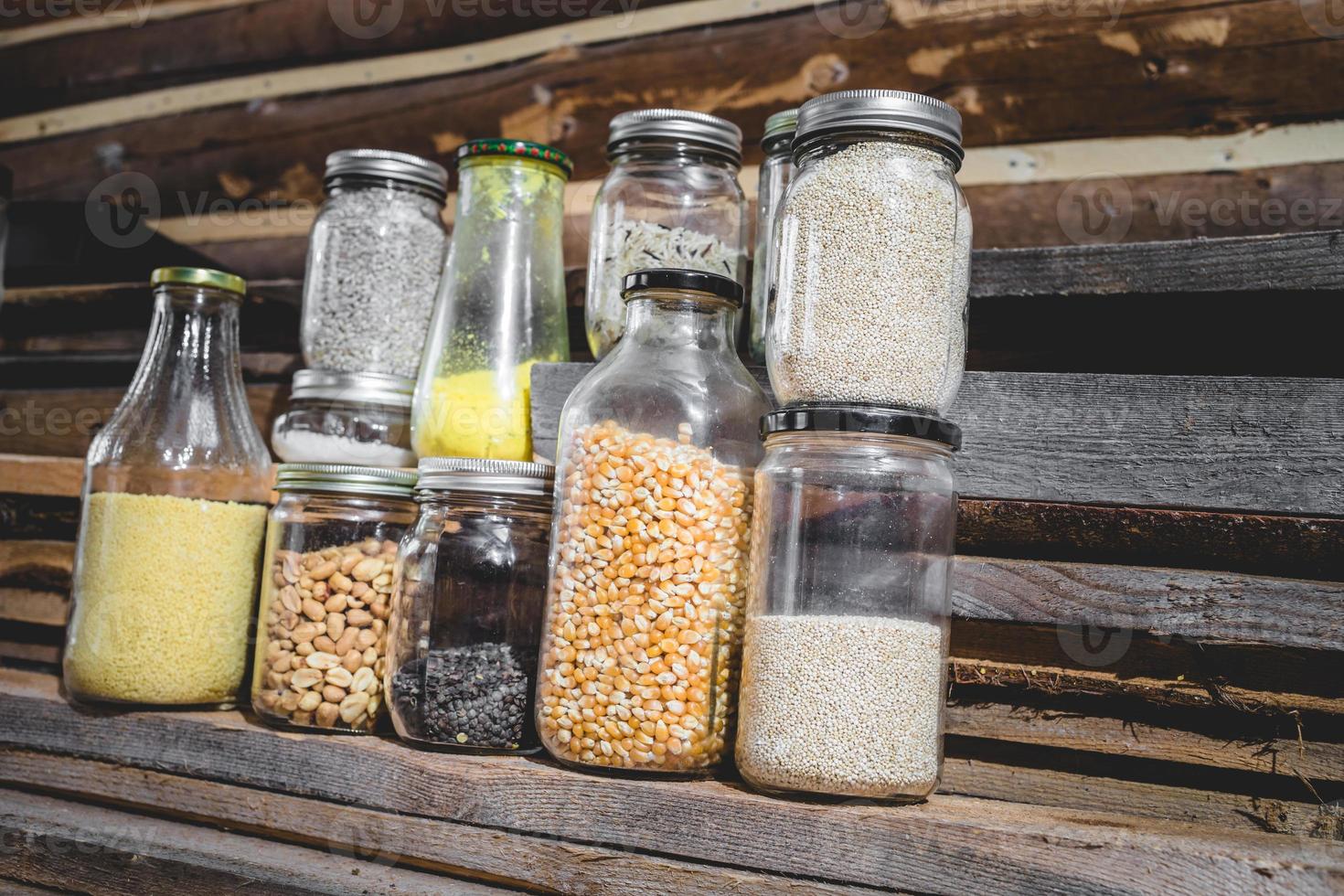 vasetti di vetro di spezie, cereali e cibo secco foto