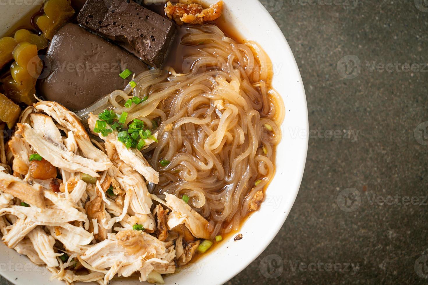 ciotola di zuppa di noodle di pollo in umido foto