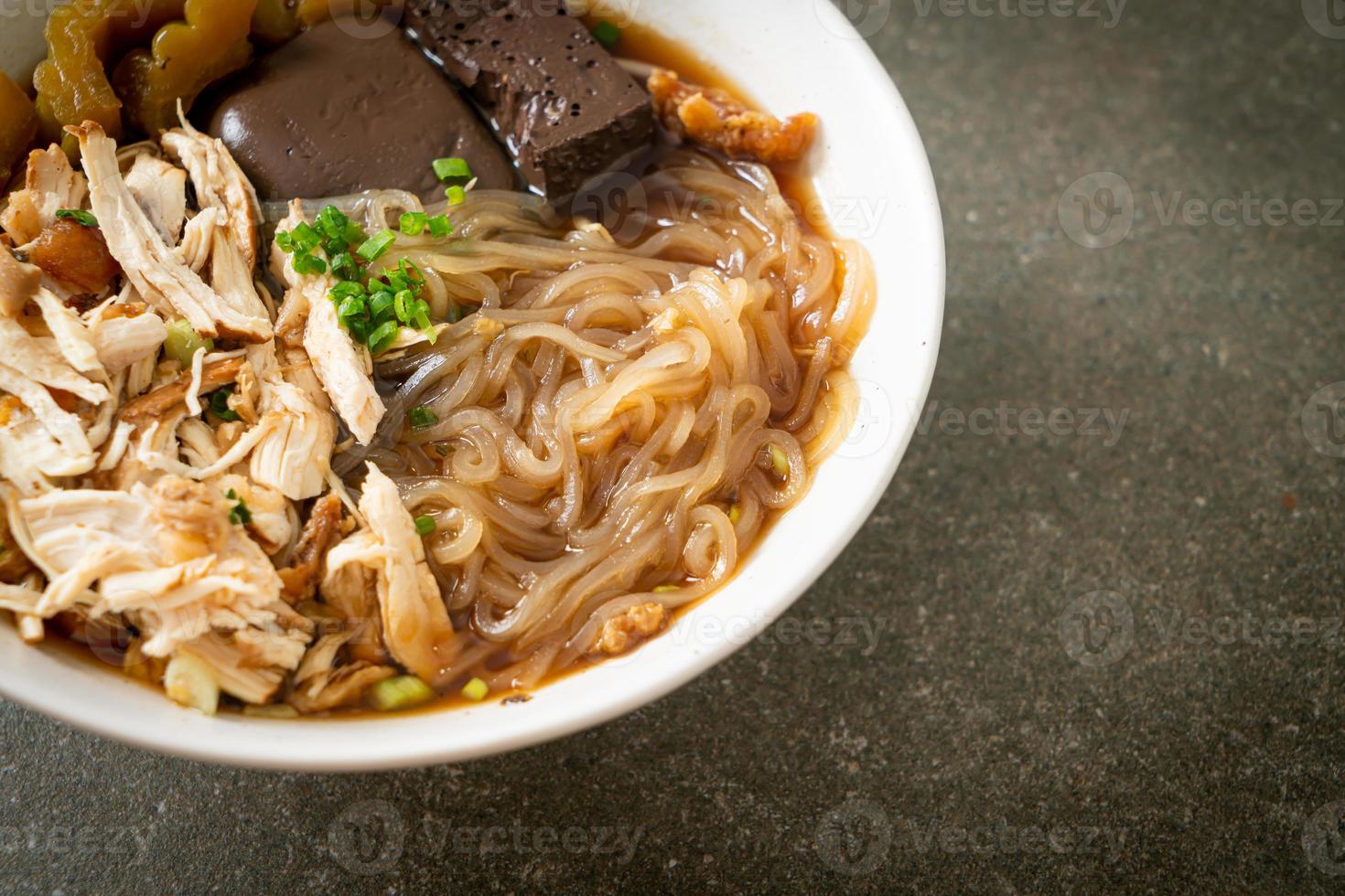 ciotola di zuppa di noodle di pollo in umido foto