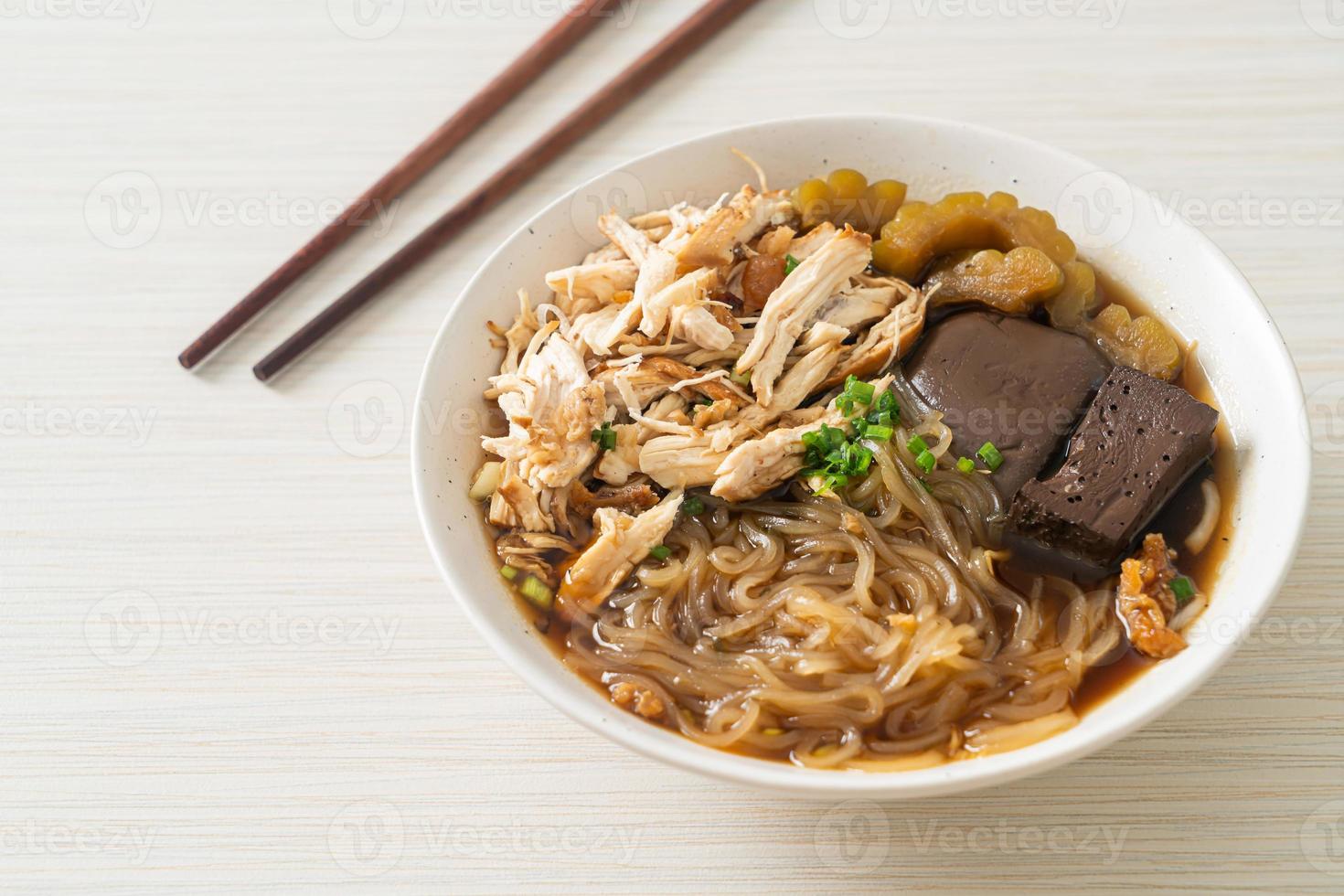 ciotola di zuppa di noodle di pollo in umido foto