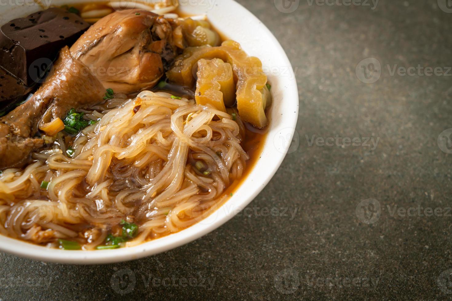 ciotola di zuppa di noodle di pollo in umido foto