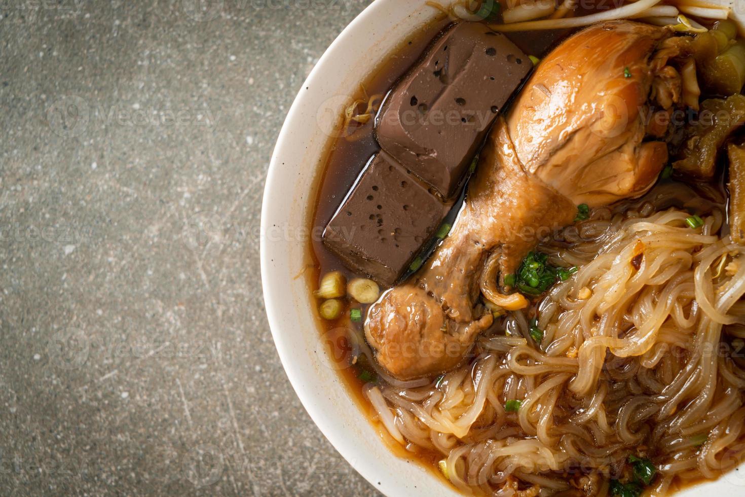 ciotola di zuppa di noodle di pollo in umido foto