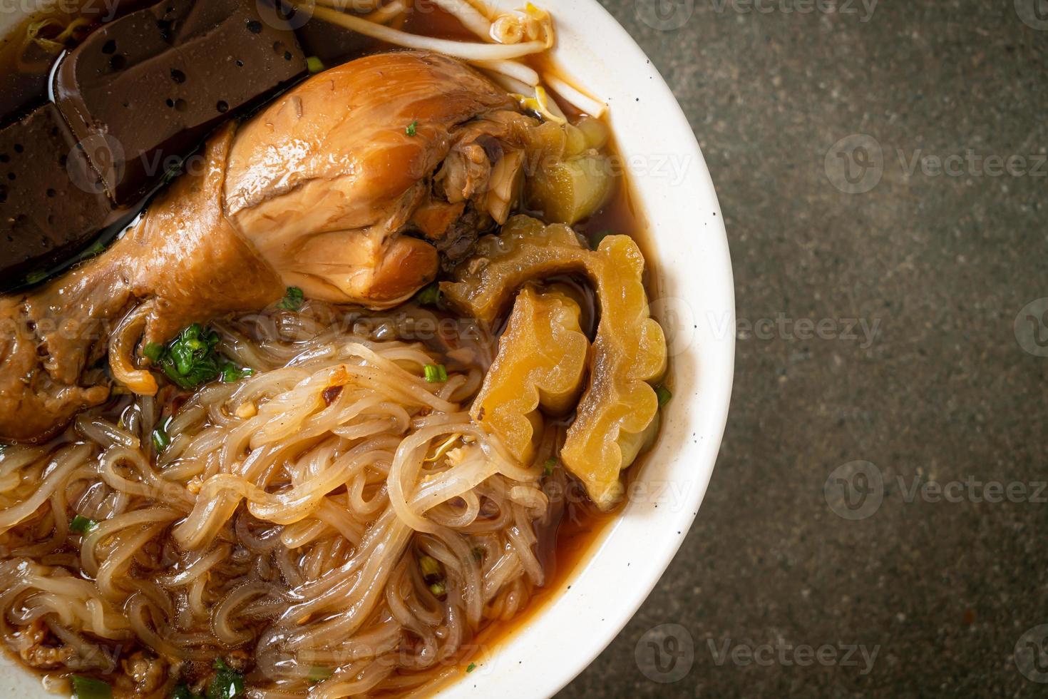 ciotola di zuppa di noodle di pollo in umido foto