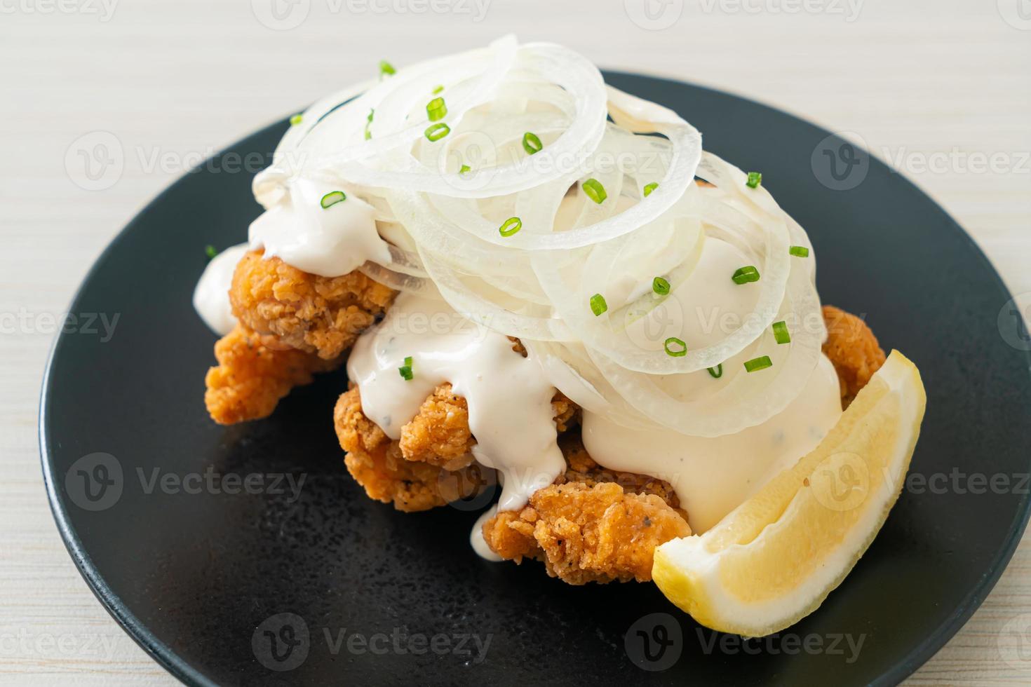 pollo alla cipolla o pollo fritto con salsa di cipolle cremosa foto