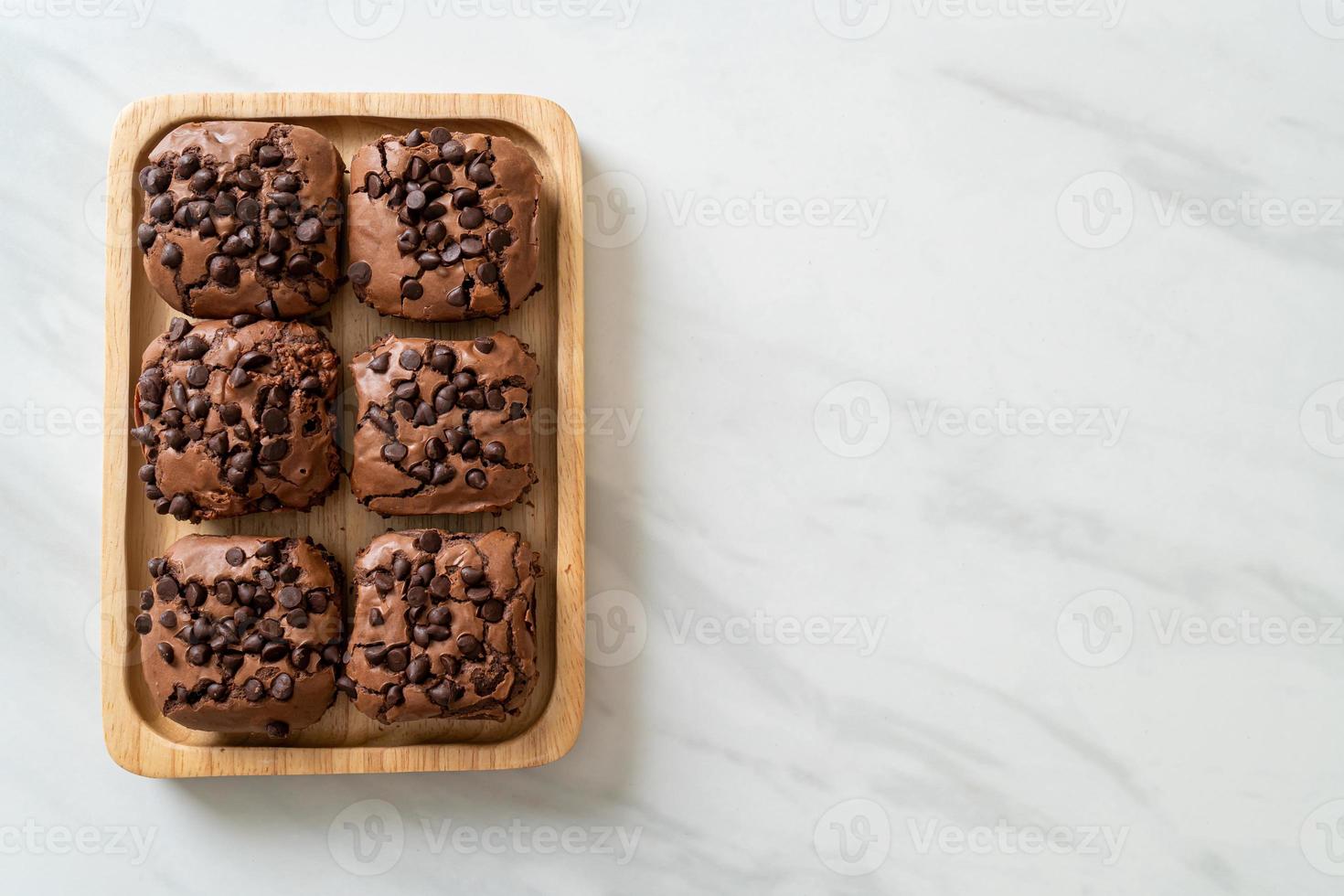 Brownies al cioccolato fondente ricoperti da gocce di cioccolato foto