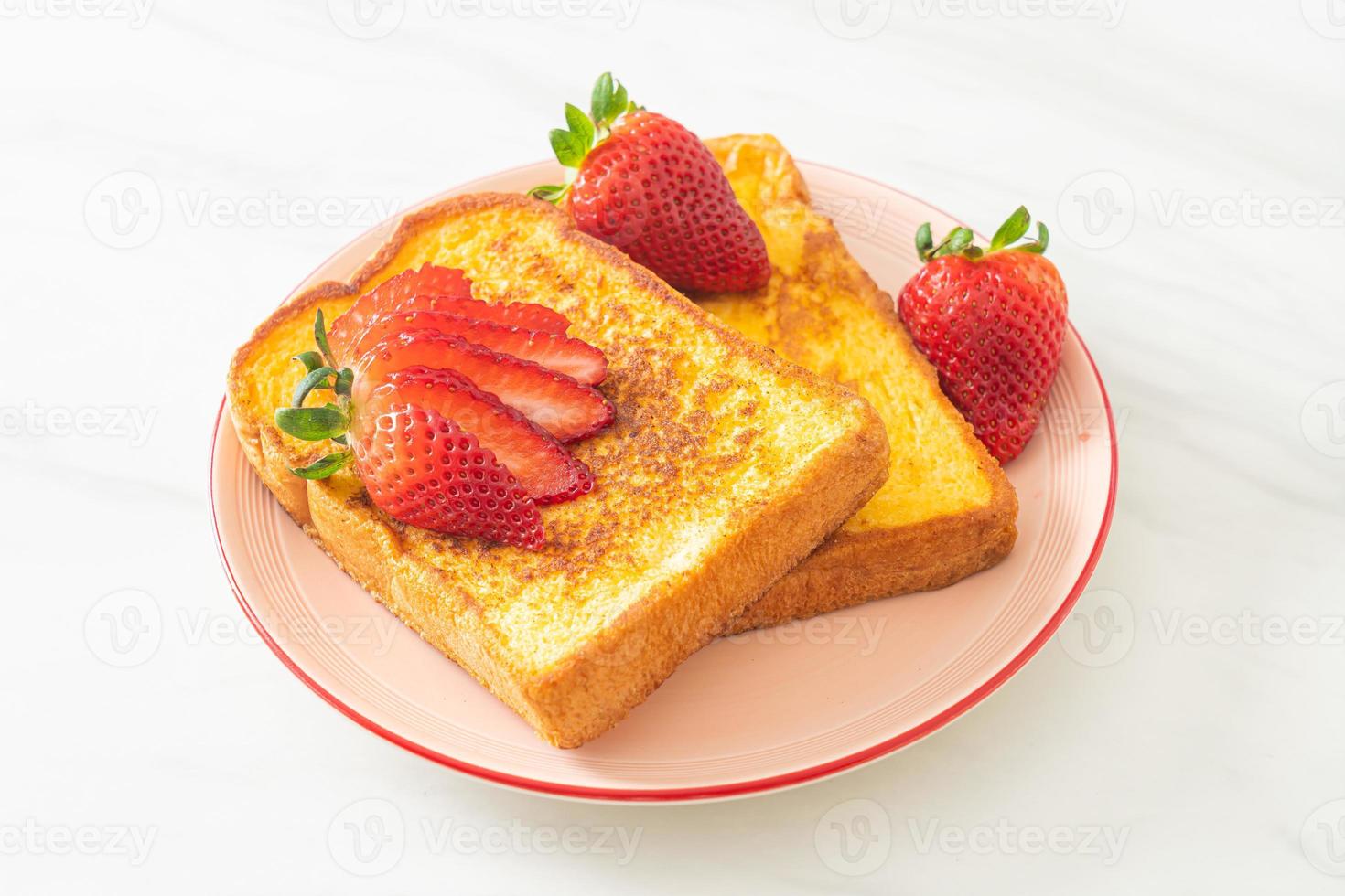 toast alla francese con fragole fresche foto