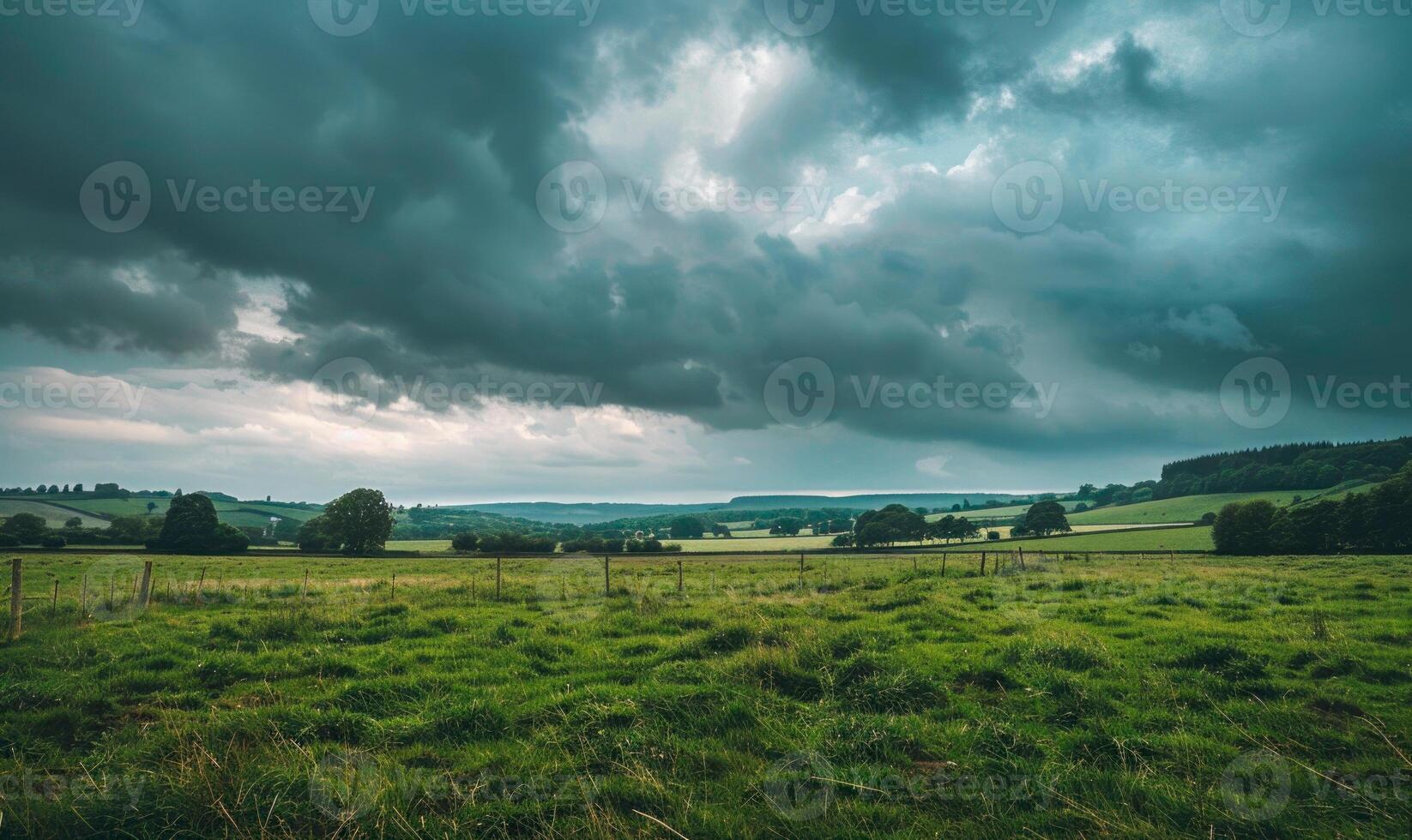 tempestoso nuvole al di sopra di il campo. primavera stagione, tempestoso natura sfondo foto