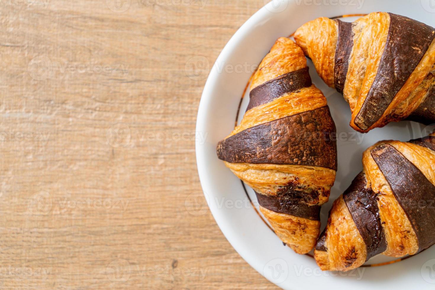 croissant fresco al cioccolato foto