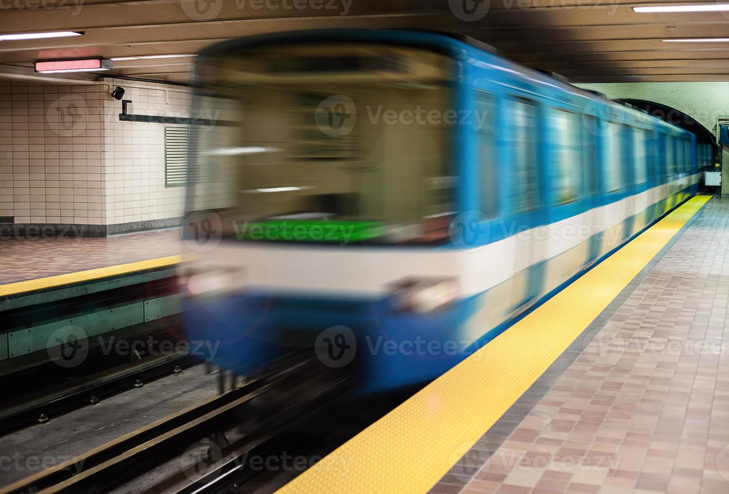 treno della metropolitana in movimento con una piattaforma della metropolitana vuota. foto