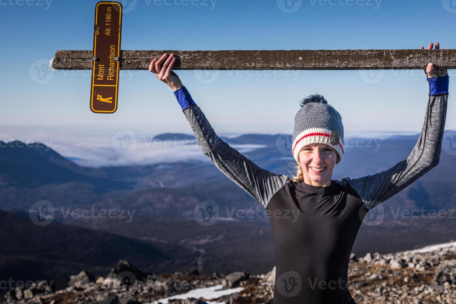 donna felice che si gode il successo della vetta della montagna Richardson foto