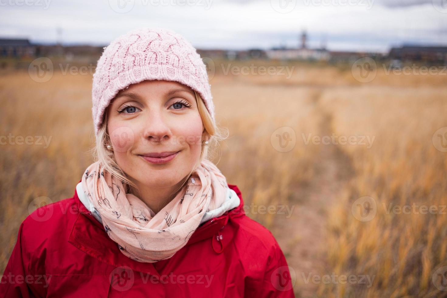 donna felice in una fredda giornata autunnale foto
