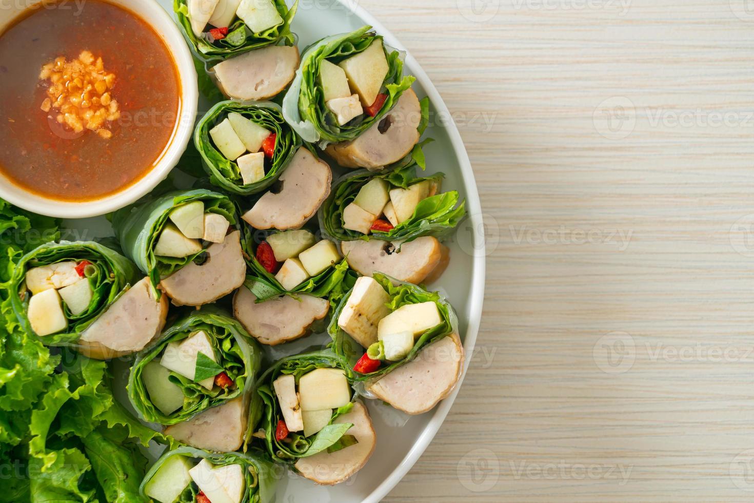 involucro di polpette vietnamite o rotolo di insalata vietnamita o namnueng o nem nuong? foto