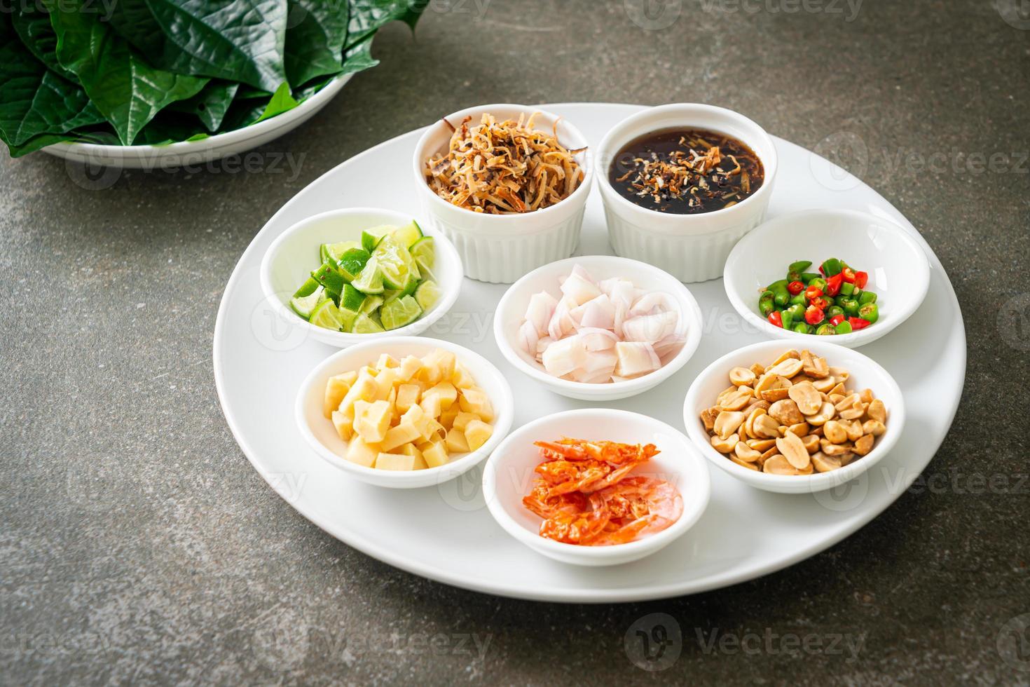 miang kham - un antipasto con involucro di foglie reali foto