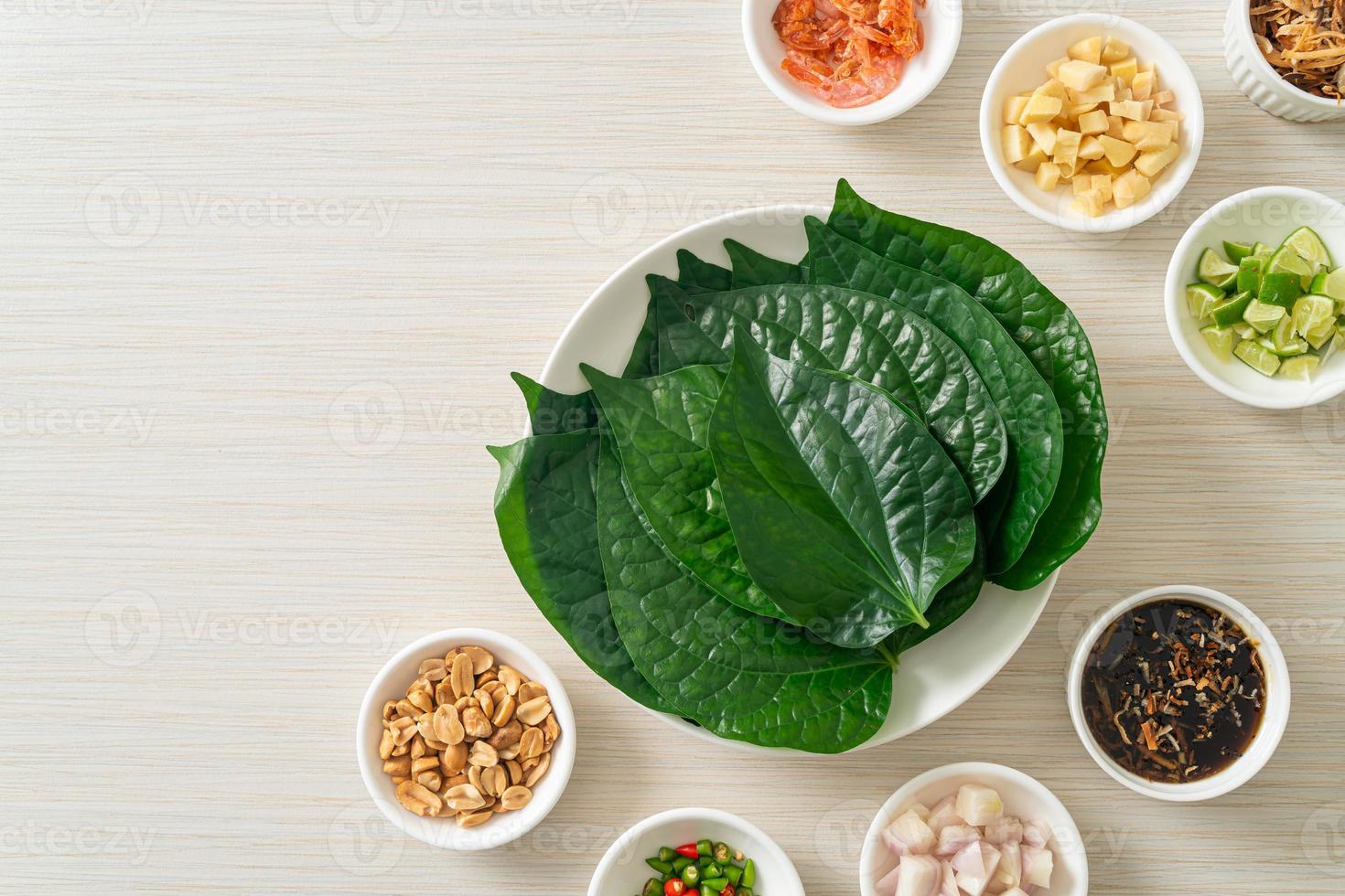 miang kham - un antipasto con involucro di foglie reali foto