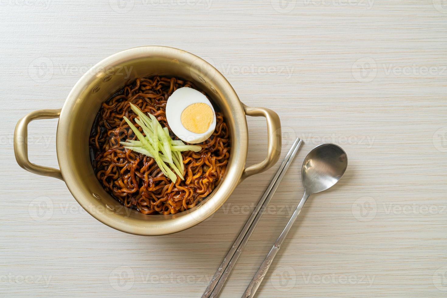 noodle istantanei coreani con salsa di fagioli neri o jajangmyeon o jjajangmyeon foto