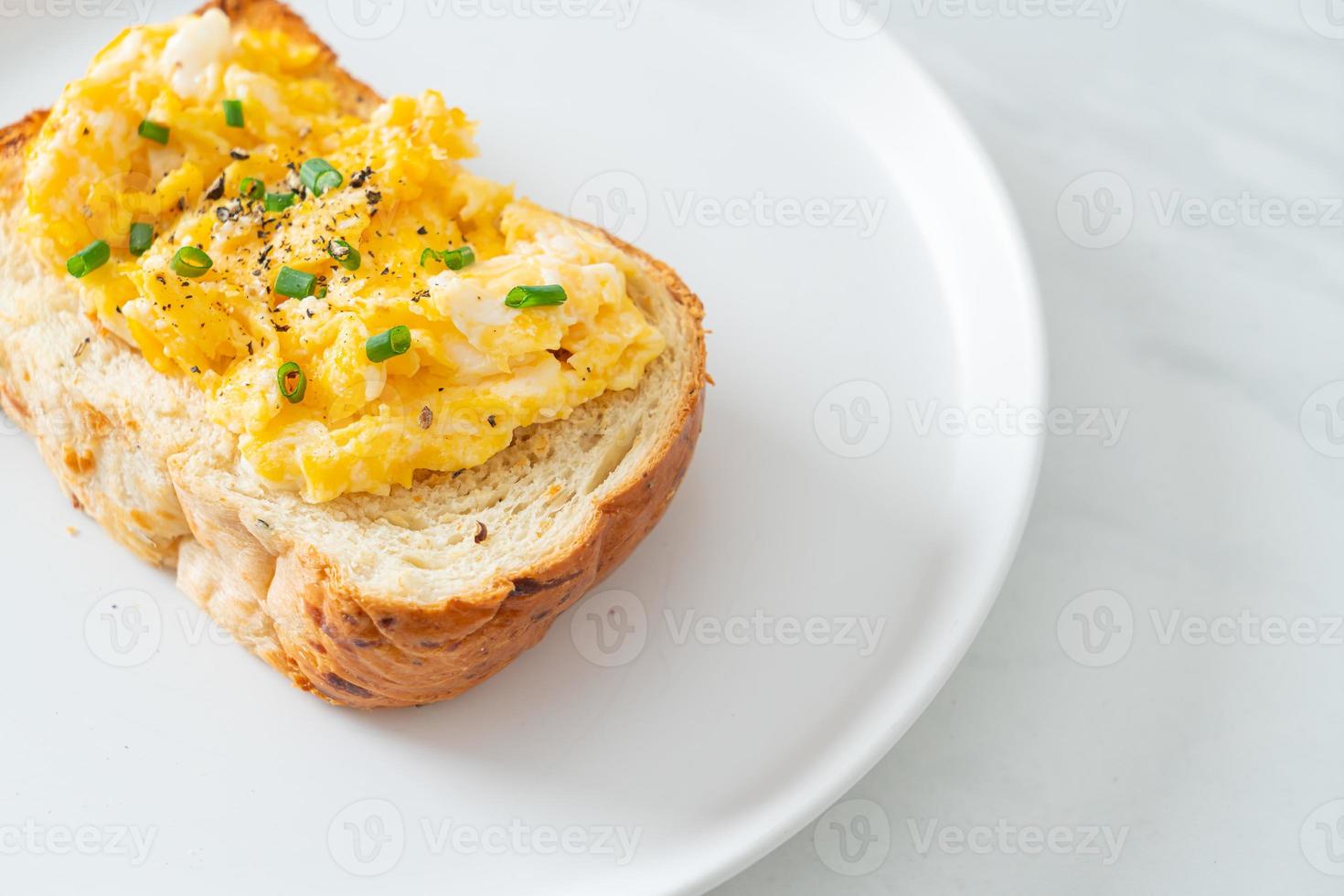 pane tostato con uova strapazzate foto