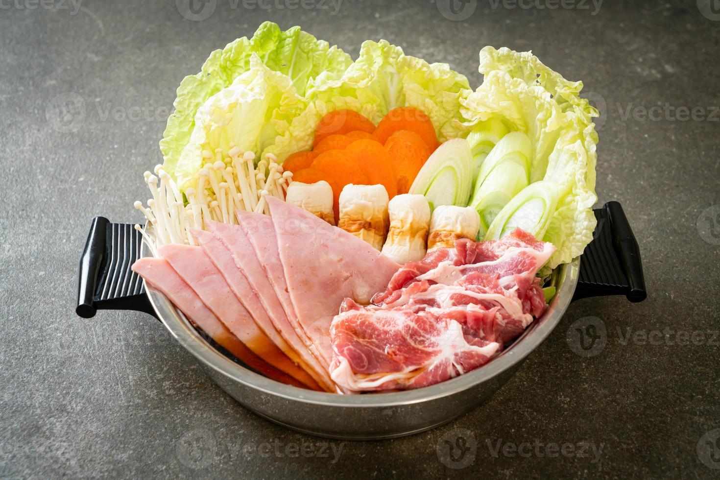 zuppa nera di sukiyaki o shabu con carne cruda e verdure foto