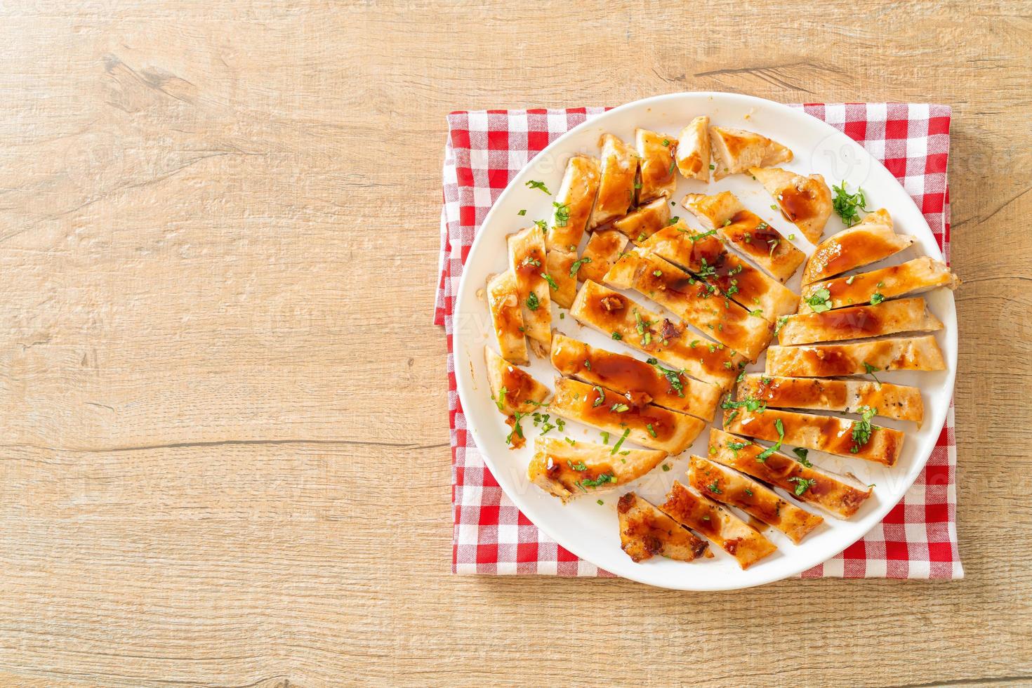 petto di pollo alla griglia affettato alla piastra foto