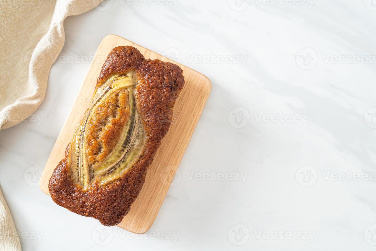 torta di banane su tavola di legno foto