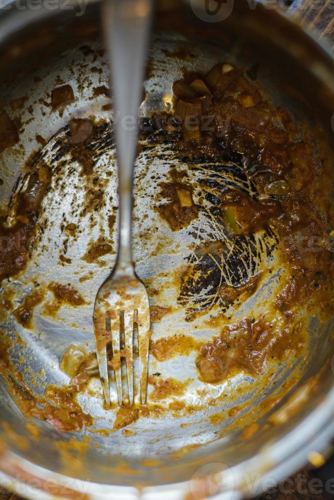 padella sporca dopo una cena. foto