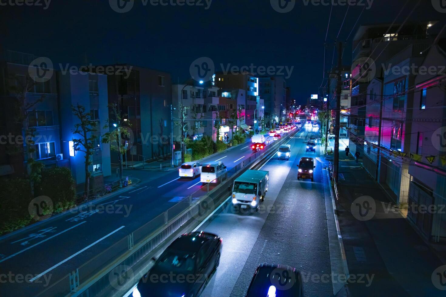 un' notte traffico marmellata a il centro strada nel tokyo largo tiro foto