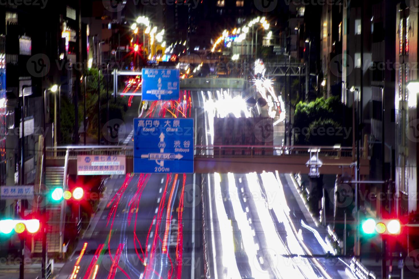 un' notte traffico marmellata a il urbano strada nel tokyo lungo tiro foto