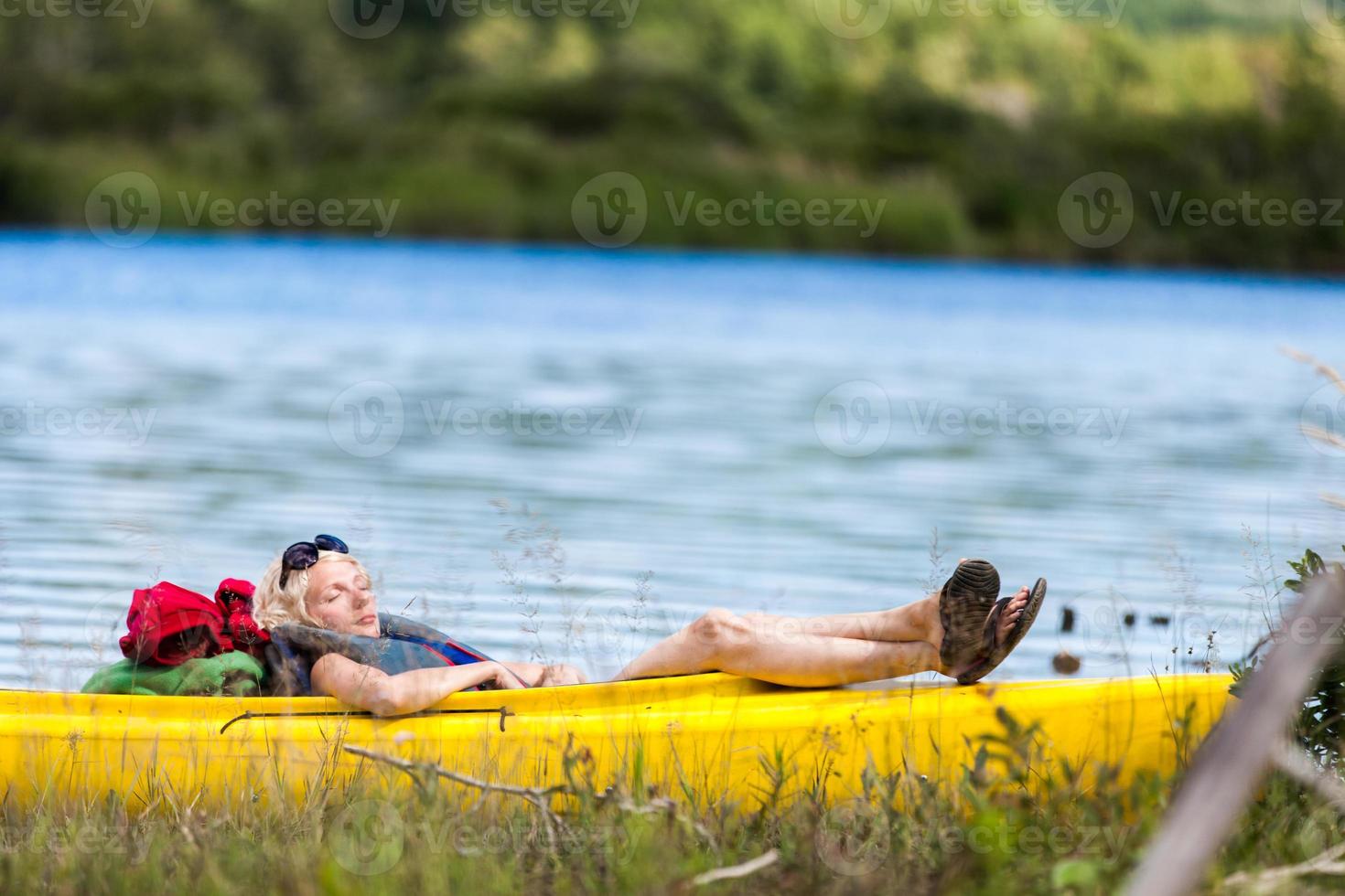 donna stanca che dorme in kayak foto