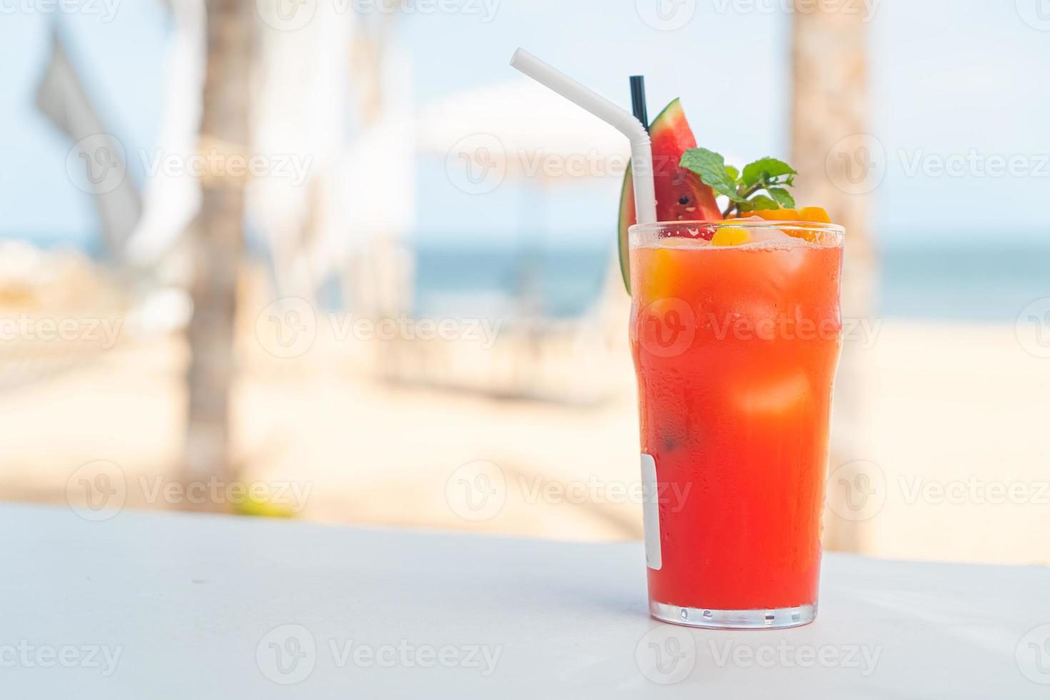 punch alla frutta con sfondo di spiaggia di mare foto