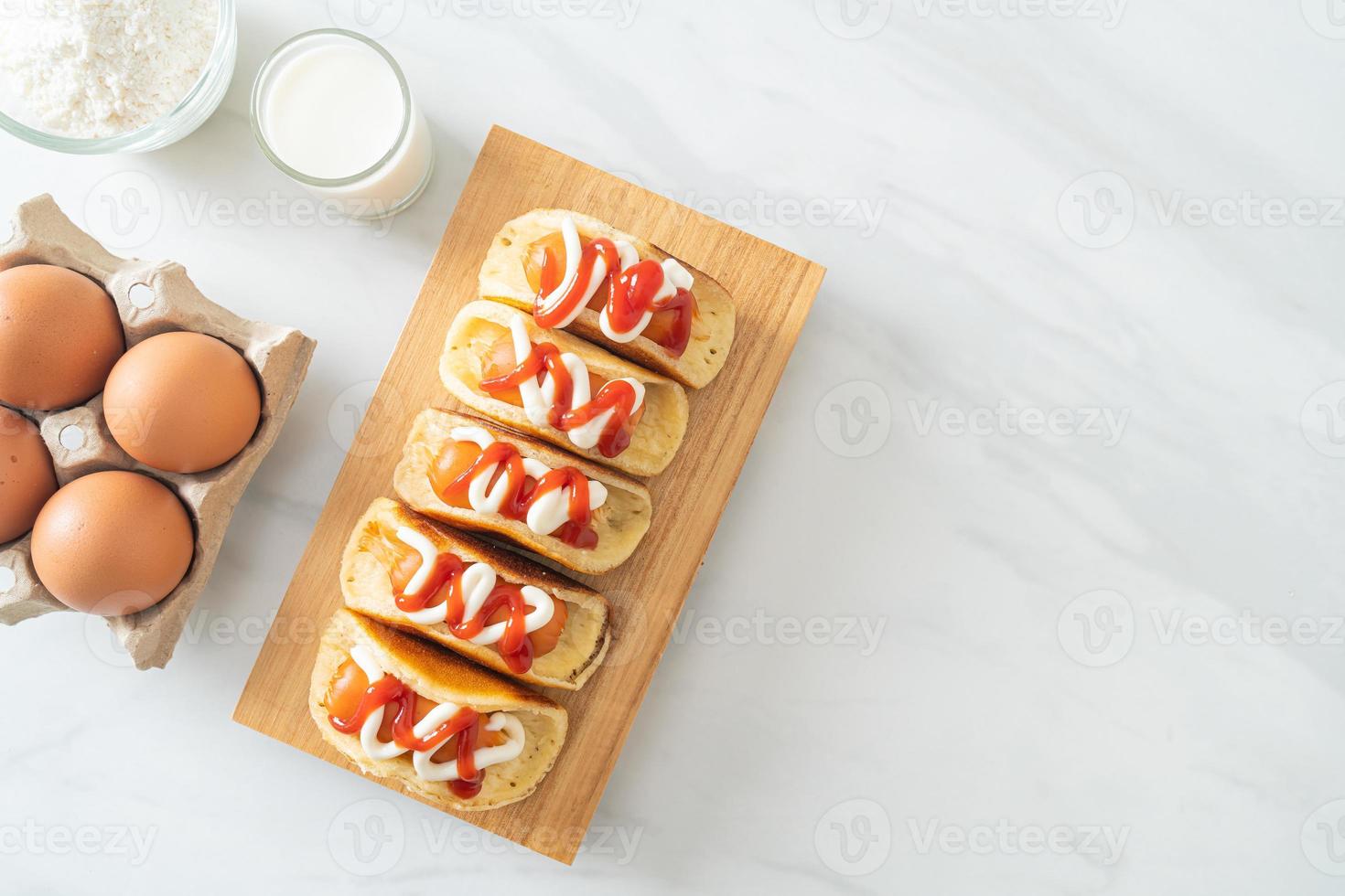 rotolo di pancake piatto con salsiccia foto