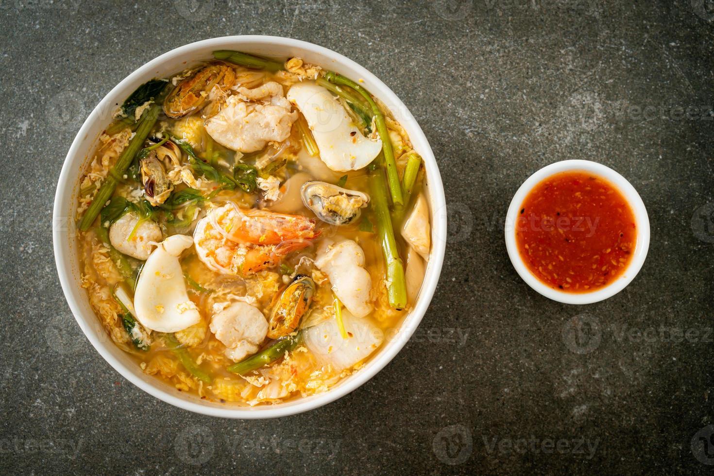 zuppa sukiyaki con ciotola di frutti di mare foto