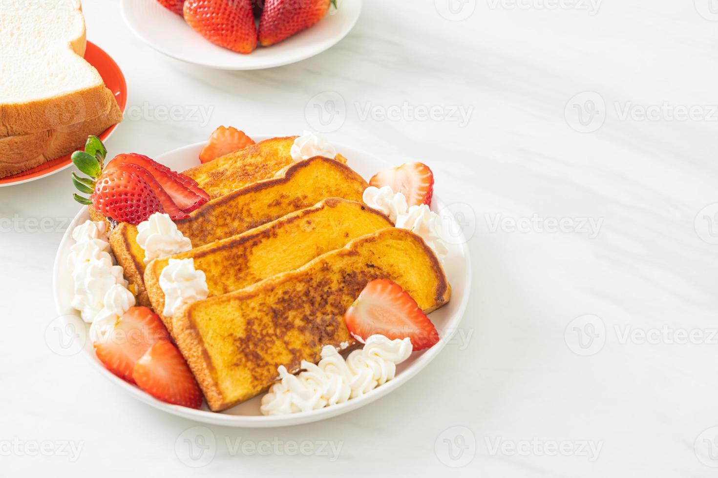 french toast con fragole fresche e panna montata foto