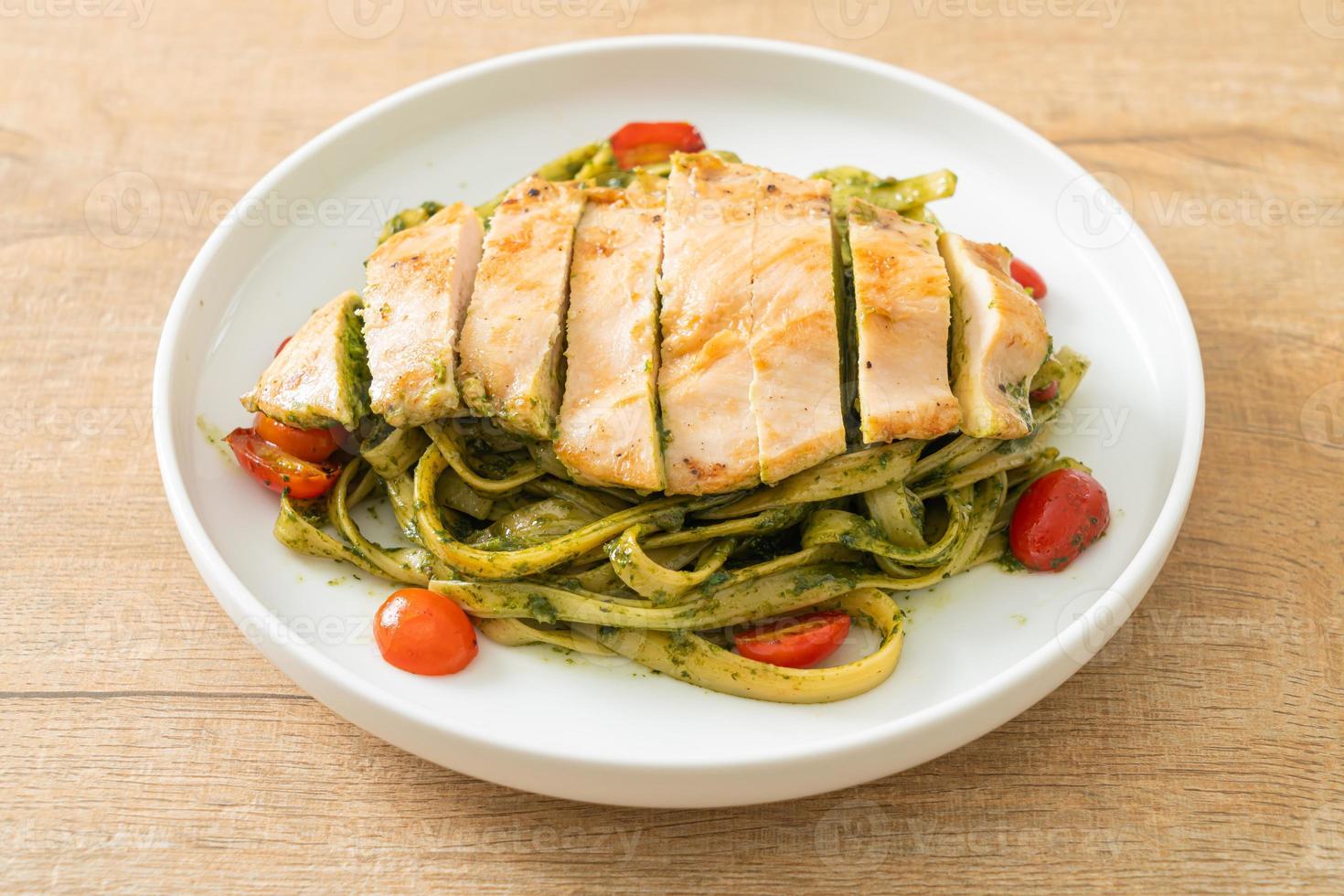 fettuccine spaghetti al pesto con pollo alla griglia foto