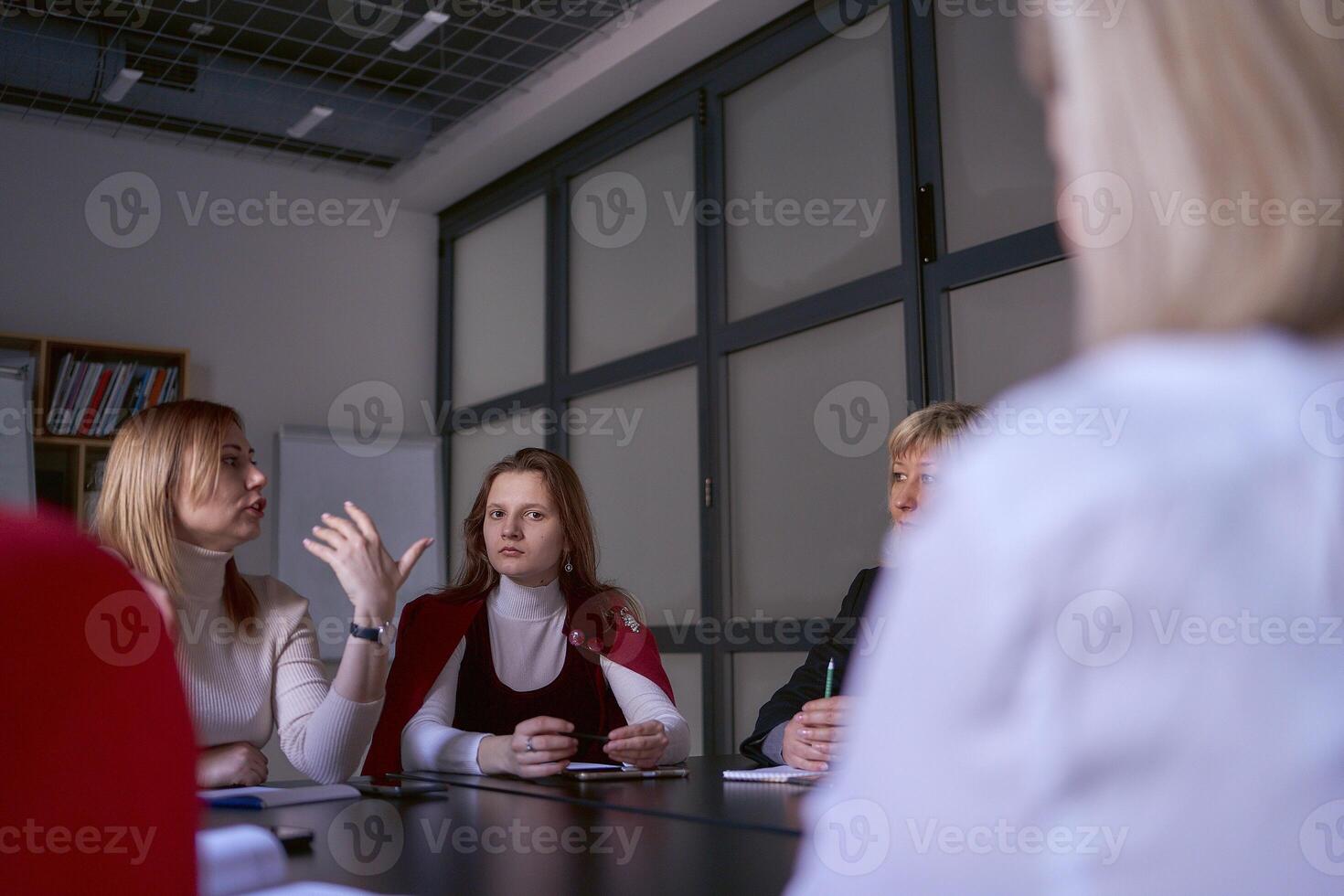 un' Da donna squadra a un' incontro nel il ufficio, parte inferiore Visualizza foto