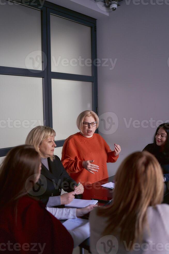 un' persona con un' invalidità parla a un' incontro nel il ufficio foto