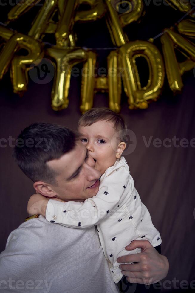 papà è giocando con il suo figlio su il suo compleanno foto