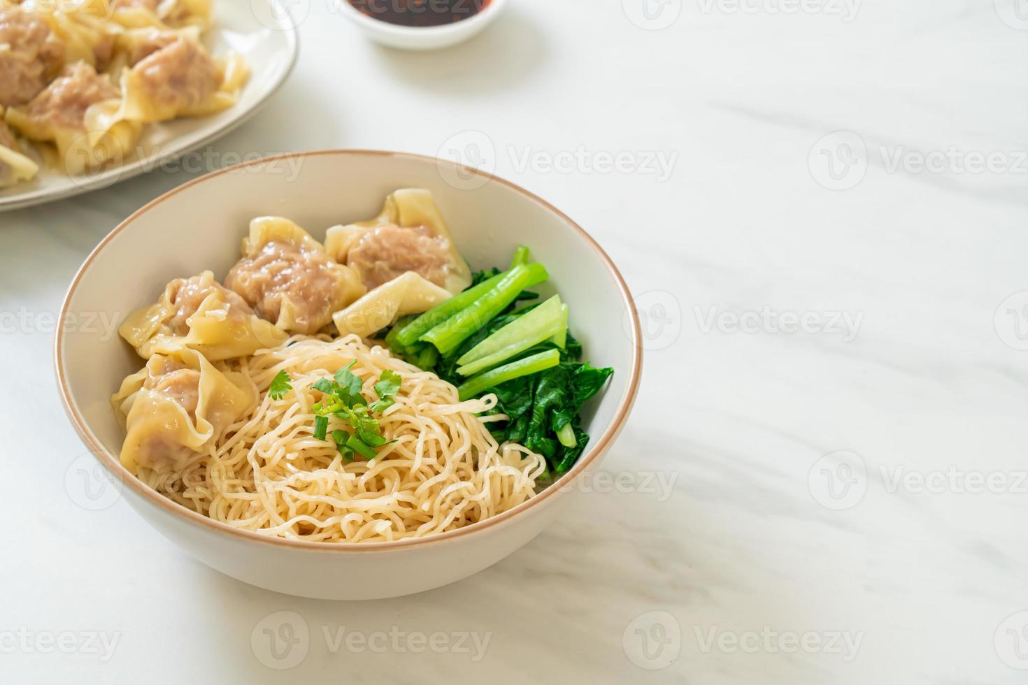 tagliatelle all'uovo essiccate con wonton di maiale o gnocchi di maiale senza zuppa foto