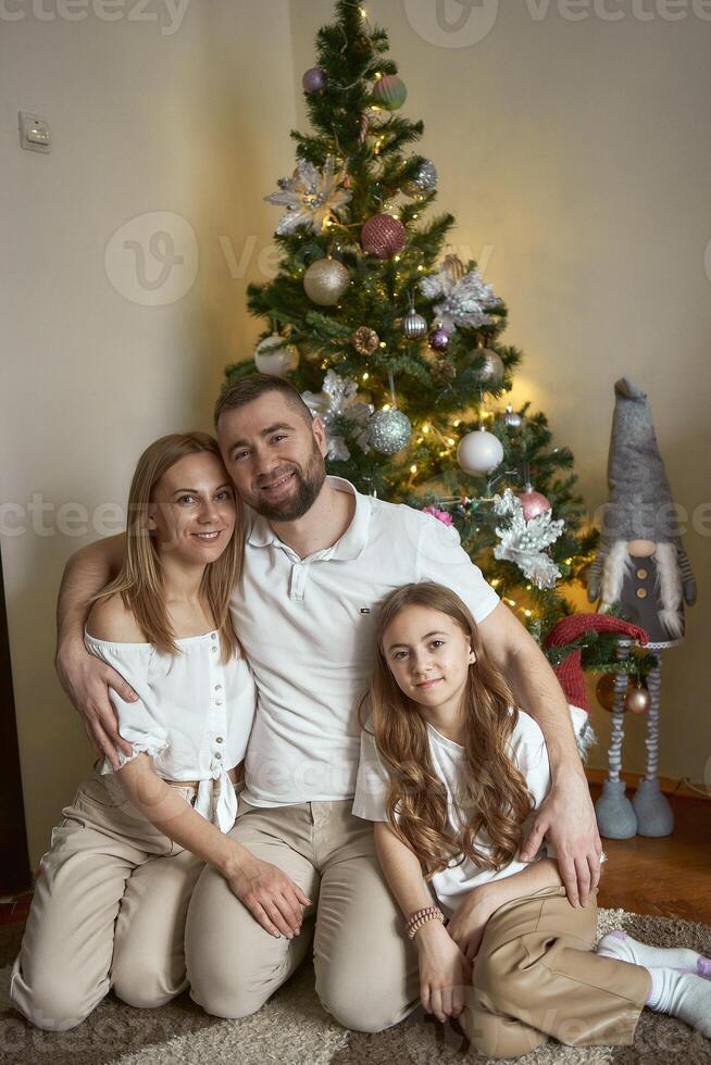 famiglia celebrare nuovo anno vigilia a casa foto