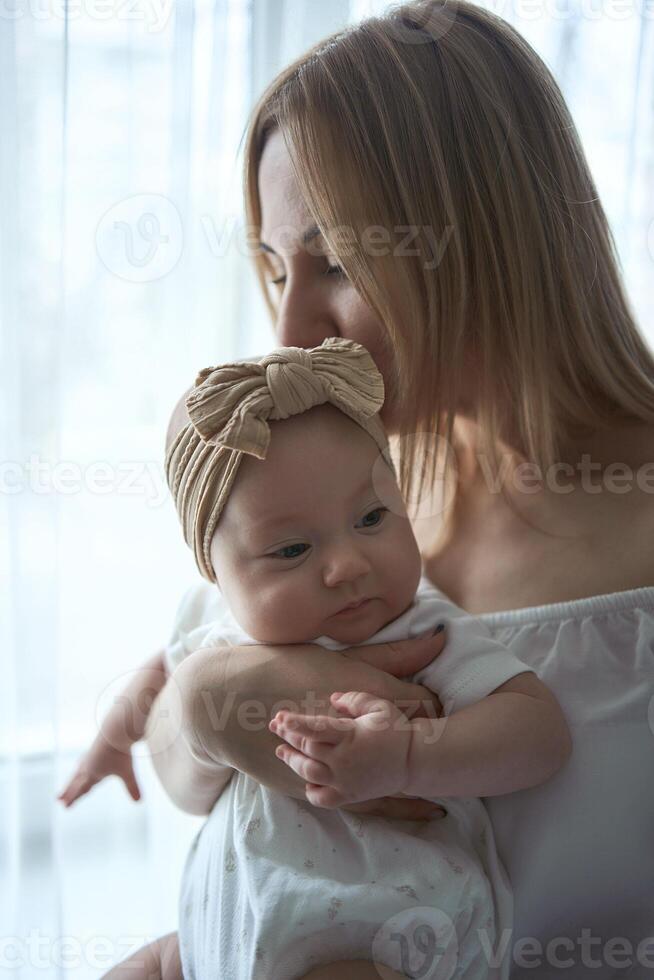 il madre bacio sua bambino foto