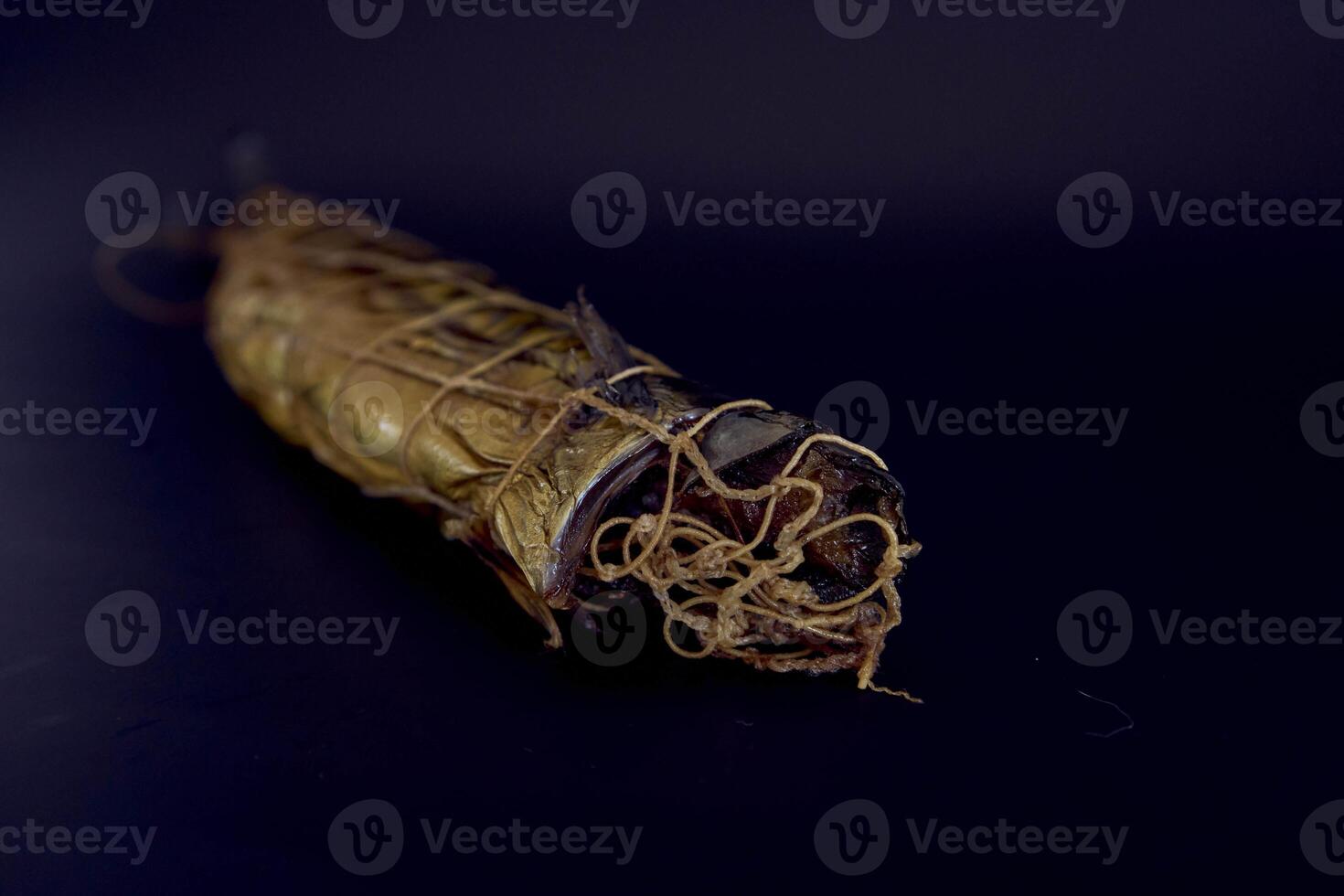 appetitoso caldo affumicato d'oro sgombro su un' nero sfondo foto