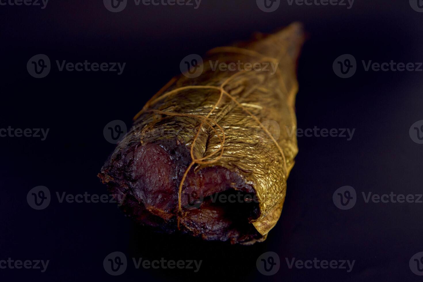 appetitoso caldo affumicato d'oro cavallo sgombro su un' nero sfondo foto